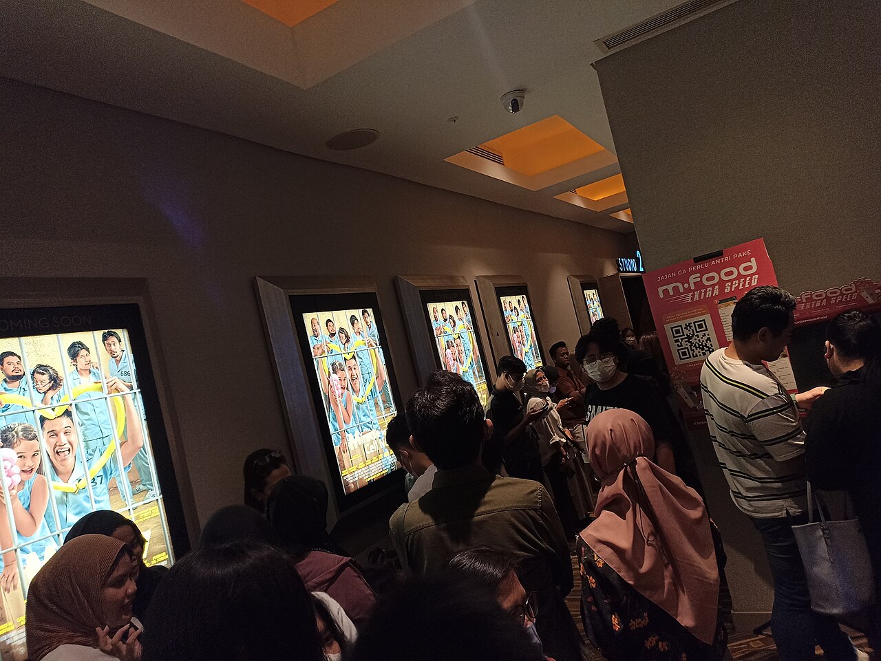 Foto arsip: penonton melihat poster film di bioskop Cinema XXI. Foto: Fadly Kurniadi/Wikimedia Commons (CC BY-SA 4.0)