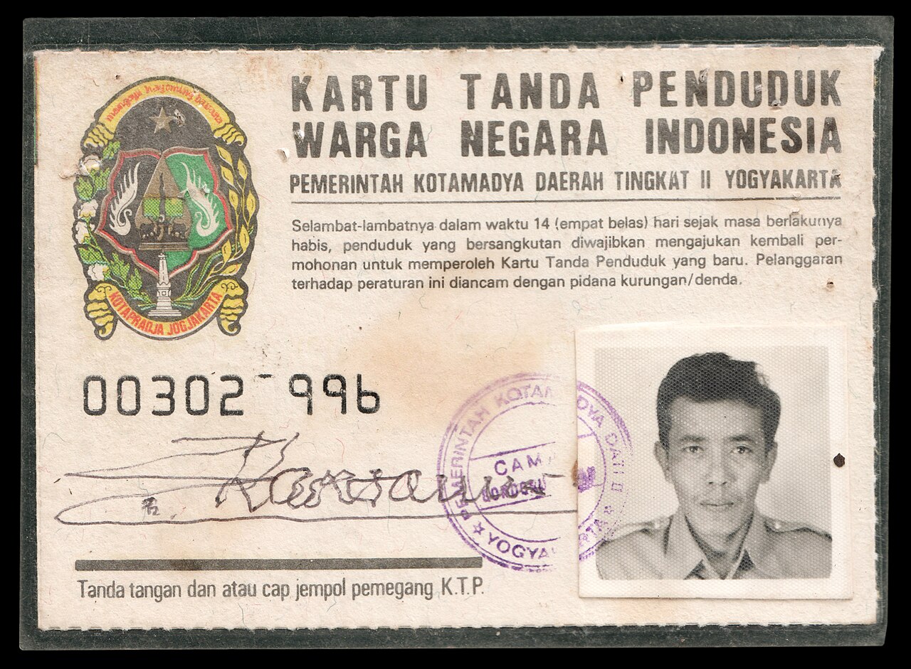 File photo: an old ID card (KTP) from 1990. Government of Indonesia/Wikimedia Commons (public domain)