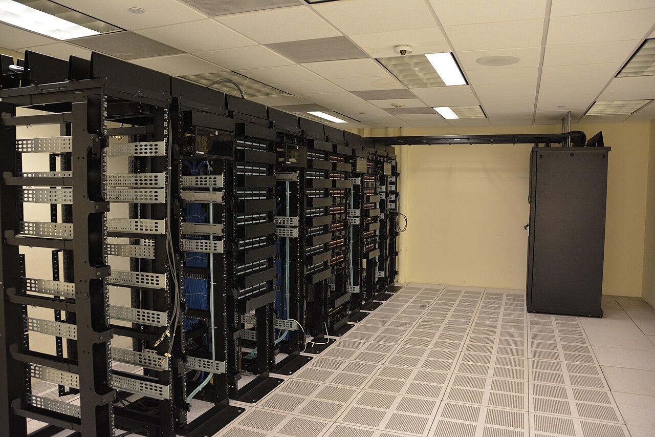Ilustrasi: rak server di pusat data. Foto: Carl Lender/Wikimedia Commons (CC BY 2.0)